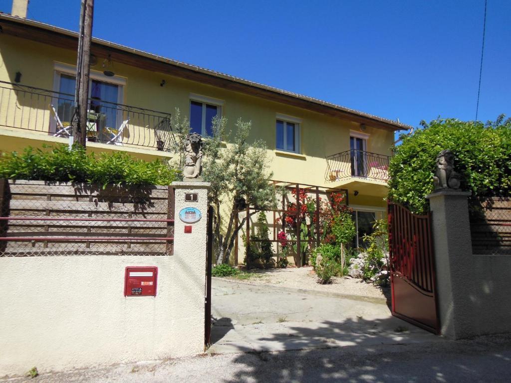 O Doux S'Home Ledenon Bagian luar foto